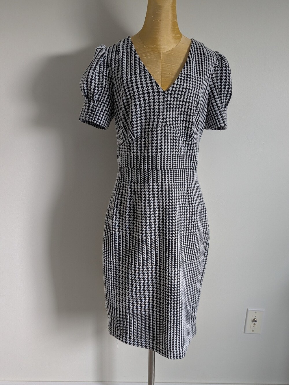 DKNY Black and White Houndstooth V-Neck Dress Size 6